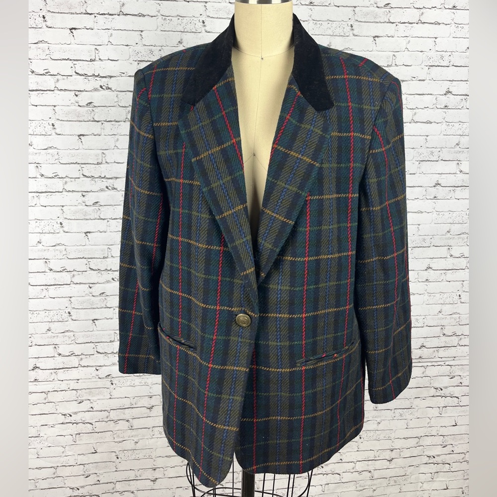 Vintage wool plaid green blazer with shoulder pads, & contrast collar,80’s,sz 14